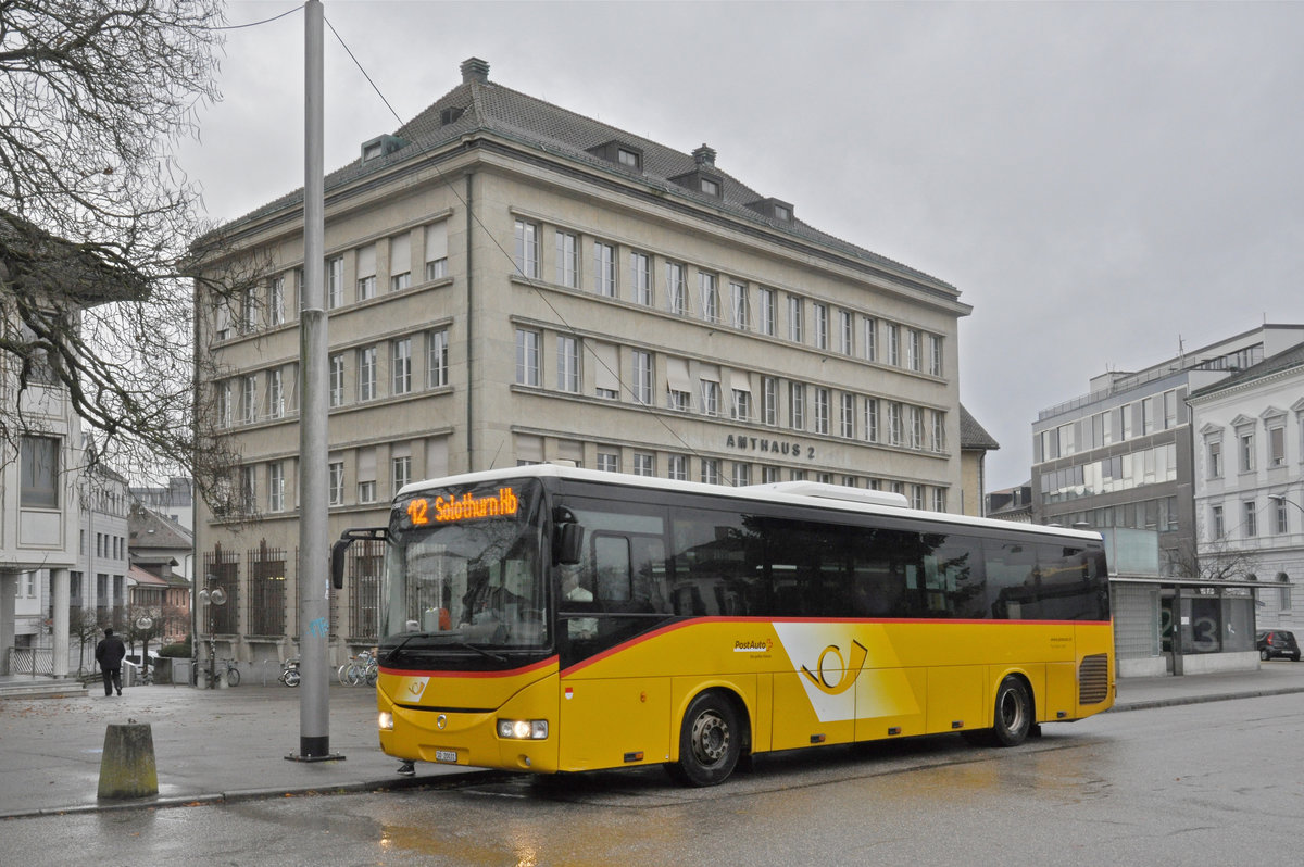 Iris Bus der Post, auf der Linie 12, bedient die Haltestelle beim Amtshausplatz. Die Aufnahme stammt vom 09.12.2019.