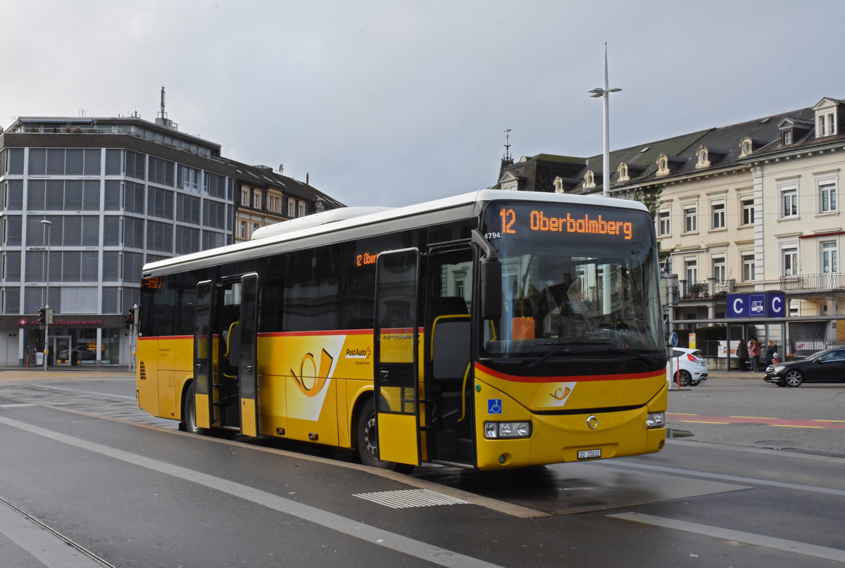 Iris Bus der Post, auf der Linie 12, bedient die Haltestelle beim Bahnhof Solothurn. Die Aufnahme stammt vom 21.12.2019.
