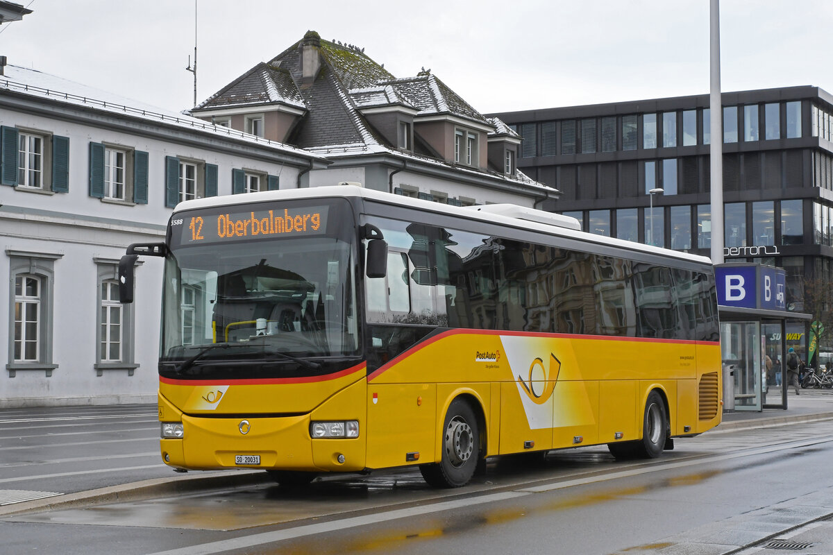 Iris Bus der Post, auf der Linie 12, wartet am 18.01.2023 an der Haltestelle beim Bahnhof Solothurn.