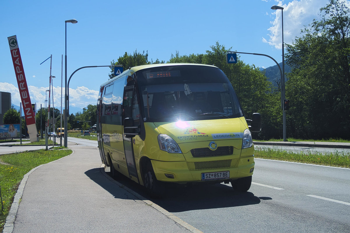 Irisbus Daily von Ledermair, SZ-857BE, macht bei der Haltestelle Schwaz EKZ Interspar Pause. Aufgenommen 4.7.2017.