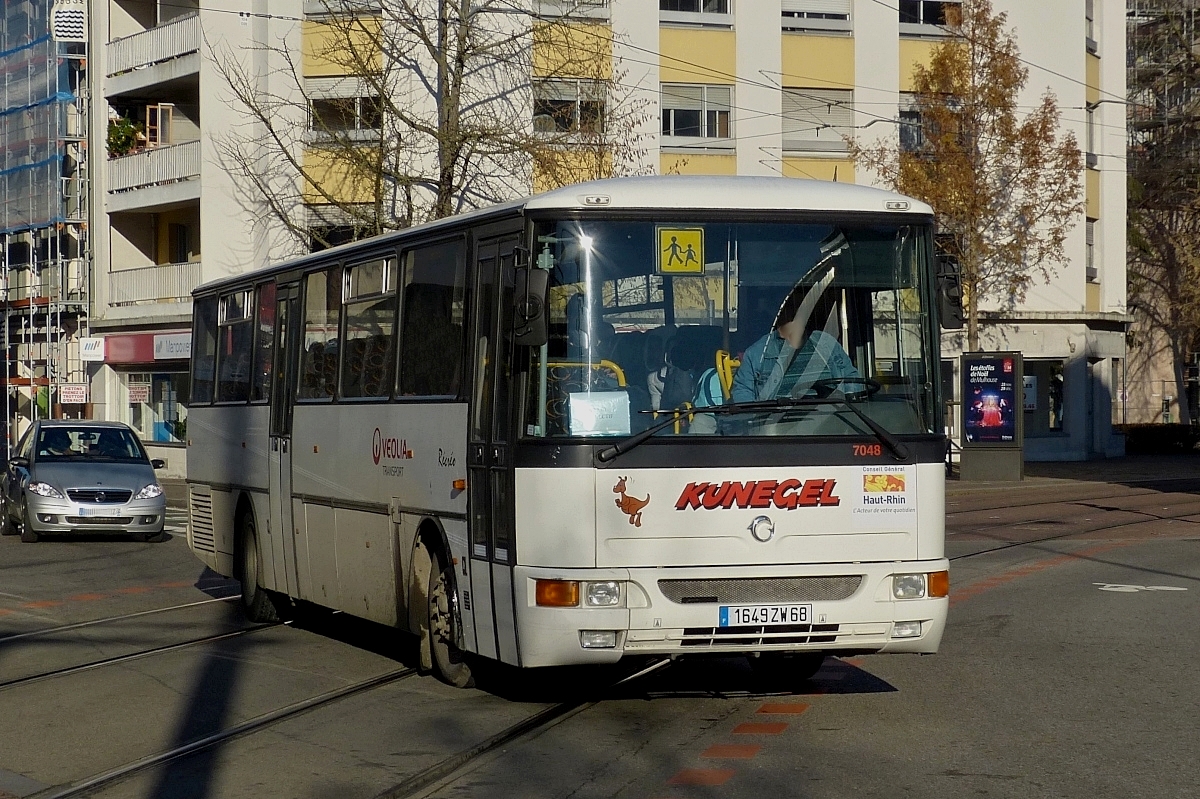 Irisbus Renault als Schlertransport in den Straen von Mulhouse unterwegs. 10.12.2013