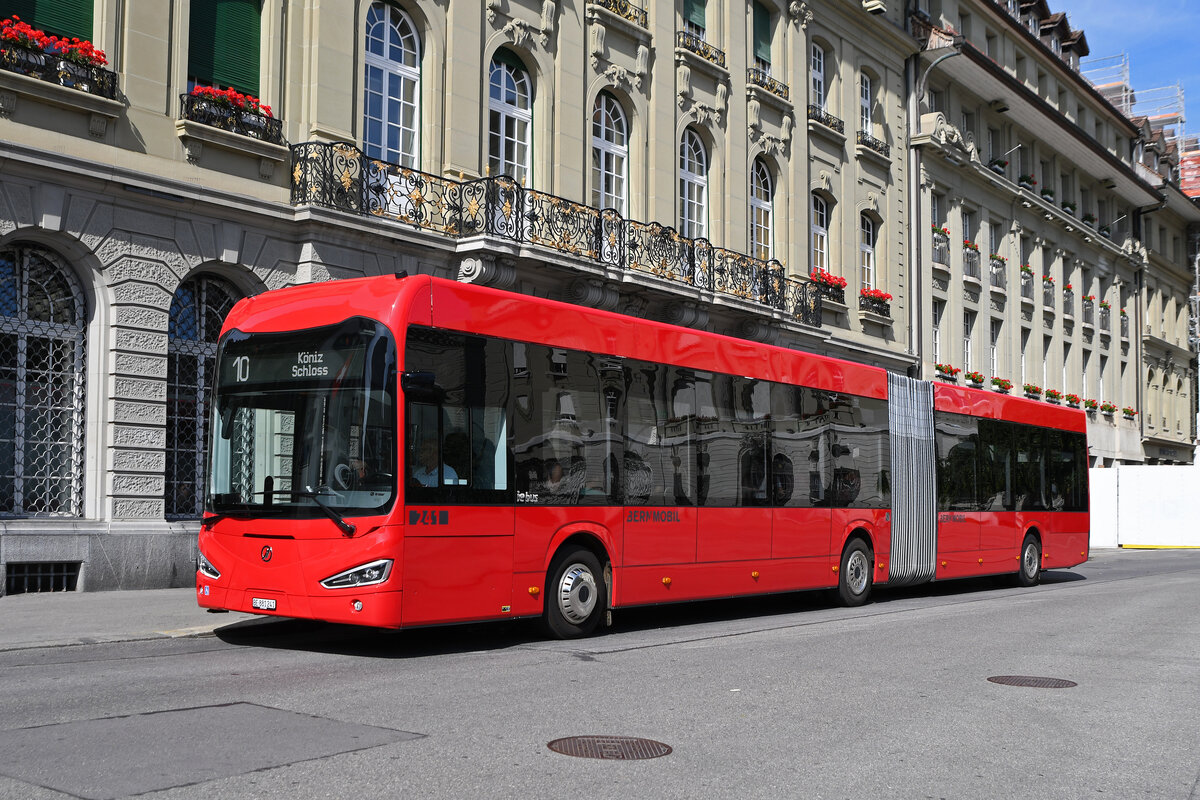 IRIZAR Bus 241, auf der Linie 10, bedient am 20.07.2023 die Haltestelle beim Bundesplatz.