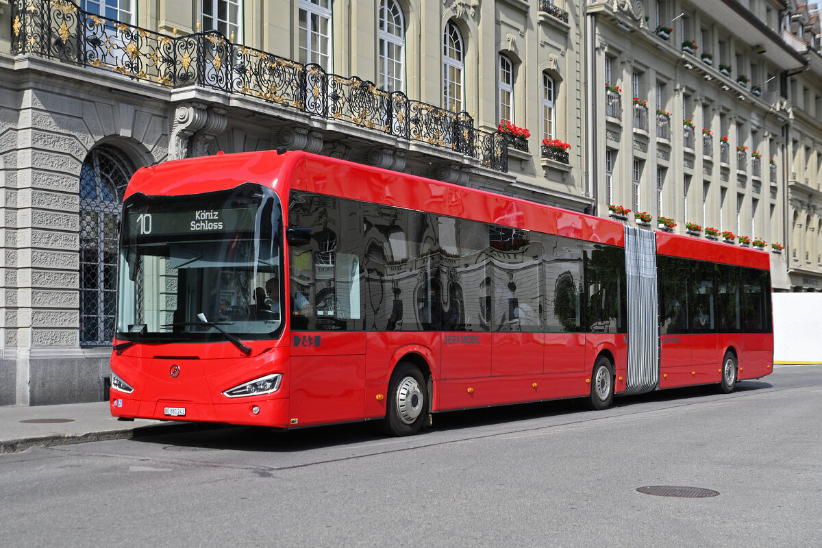 Irizar Elektrobus 243, auf der Linie 10, bedient am 20.07.2023 die Haltestelle beim Bundesplatz.