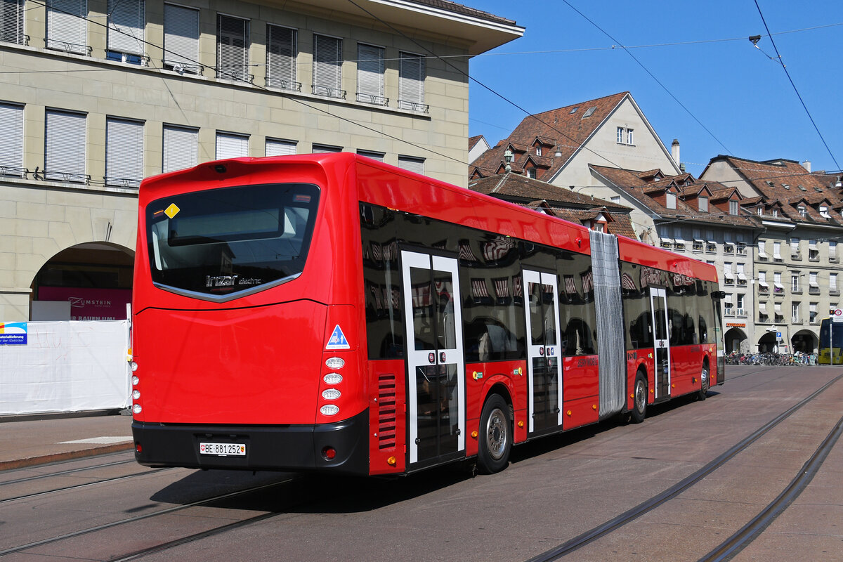Irizar Elektrobus 252, auf der Linie 19, fährt am 18.08.2025 zur Haltestelle Zytglogge. Aufnahme Bern.
