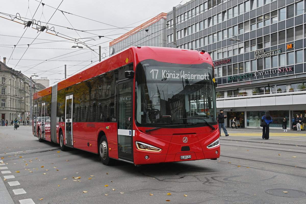 IRIZAR Elektrobus 253, auf der Linie 17, fährt am 16.10.2025 zur Haltestelle beim Bahnhof Bern.