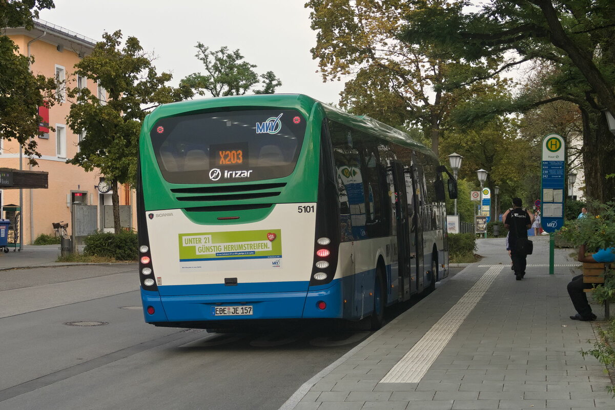Irizar i3 (Bus 5101, EBE-JE 157) als Linie X203 an der Haltestelle Haar S-Bahnhof. Aufgenommen 5.8.2022.