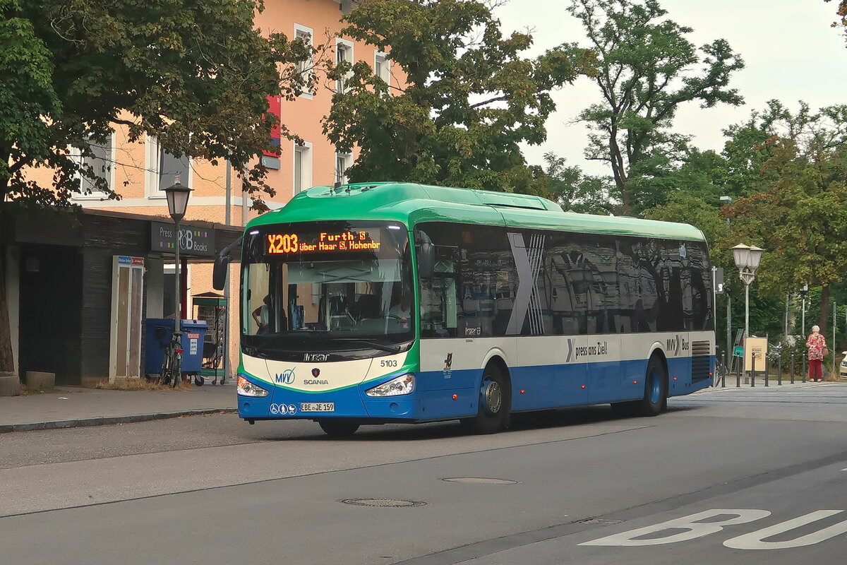 Irizar i3 von Ettenhuber (Bus 5103, EBE-JE 159) als Linie X203 an der Haltestelle Haar S-Bahnhof. Aufgenommen 5.8.2022.