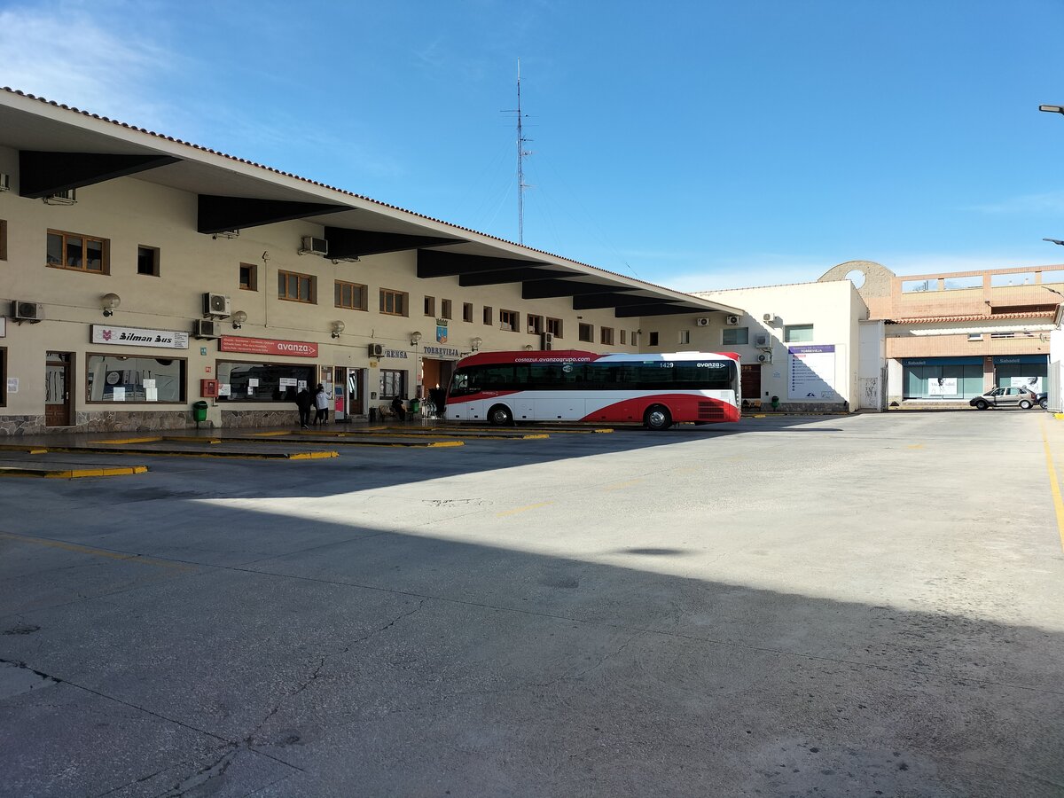 Irizar i4 der Firma Avanza Torrevieja mit der Wagennummer 1429 wartet am Busbahnhof in Torrevieja am 26.02.2023.