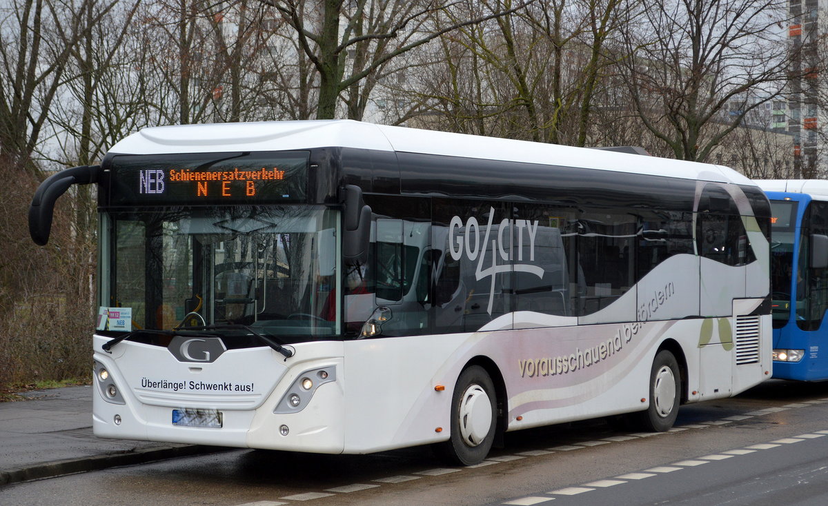 Ist das ein Midibus go4city10 oder Solobus go4city12 vom ehemaligen Hersteller Göppel?, jedenfalls im Moment im Einsatz im Schienenersatzverkehr für die NEB Linie RB 12 am 19.02.21 am Bf. Berlin Hohenschönhausen.