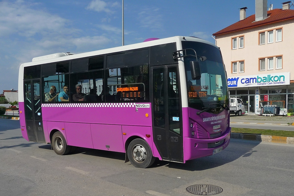 Isuzu NOVOcity Kleinbus in Adapazari, 24.4.2016