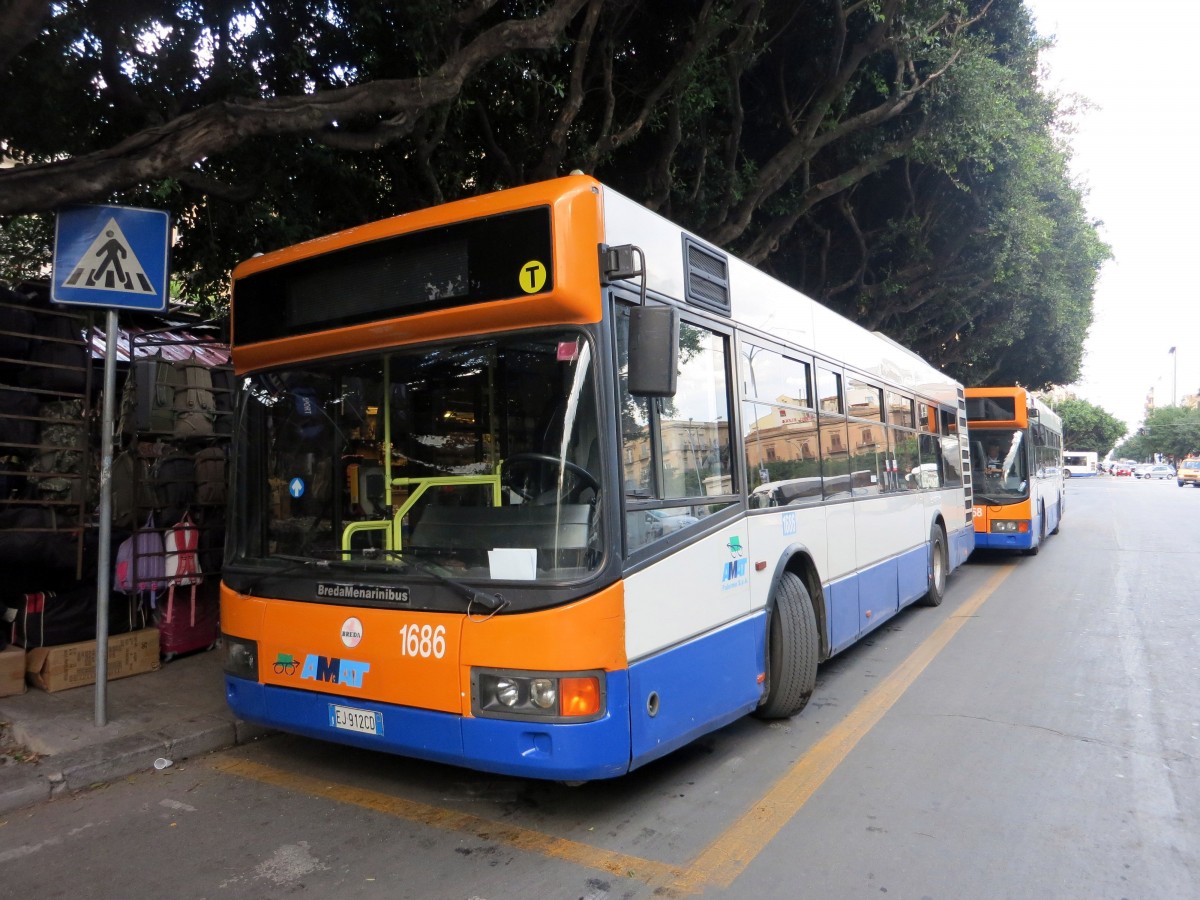 Italien / Stadtbus Palermo: BredaMenarinibus mit der Wagennummer 1686, aufgenommen im November 2014 am Hauptbahnhof von Palermo.