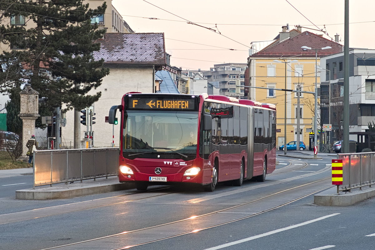 IVB Linie F Bus 439 an der Haltestelle Höttinger Auffahrt in Innsbruck. Aufgenommen 15.12.2018.