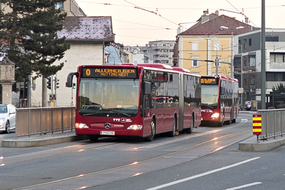 IVB Linie O Bus 423, gefolgt von einem weiteren Bus der Linie O, an der Haltestelle Höttinger Auffahrt in Innsbruck. Aufgenommen 15.12.2018.