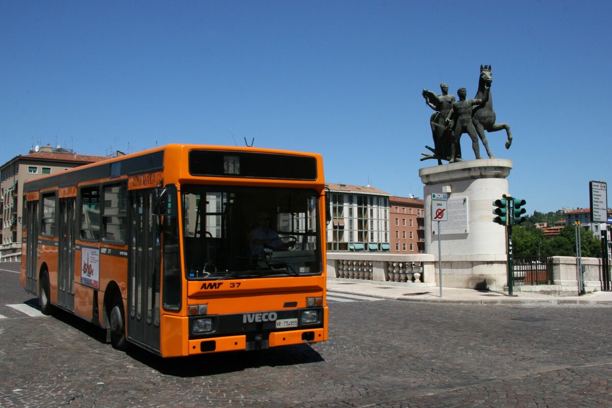 Iveco bus 37 der AMT, Linie 31, Ponte della Vittoria in Verona am 19. Juli 2005.