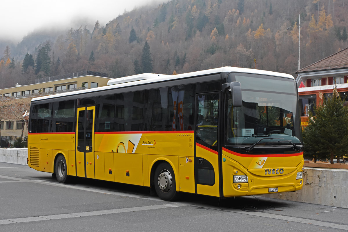 IVECO Bus der Post steht auf den Platz vor dem Bahnhof Interlaken Ost. Die Aufnahme stammt vom 25.11.2020.