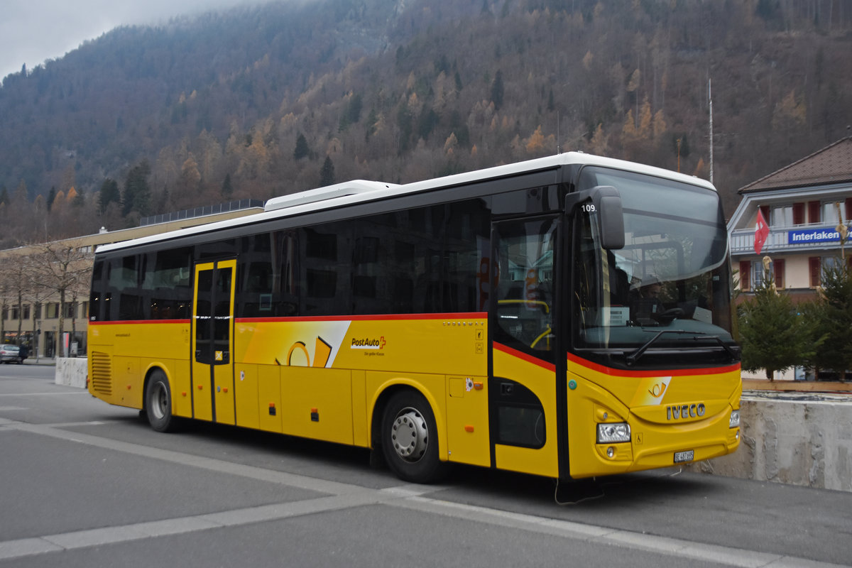 IVECO Crossway Bus der Post steht auf den Platz vor dem Bahnhof Interlaken Ost. Die Aufnahme stammt vom 30.11.2020.