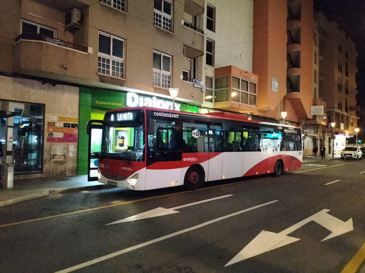 Iveco Crossway LE der Firma Avanza Torrevieja mit der Wagennummer 1419 bedient die Haltestelle Ramón Gallud in Torrevieja am 23.02.2023. Linie A, Richtung La Mata.