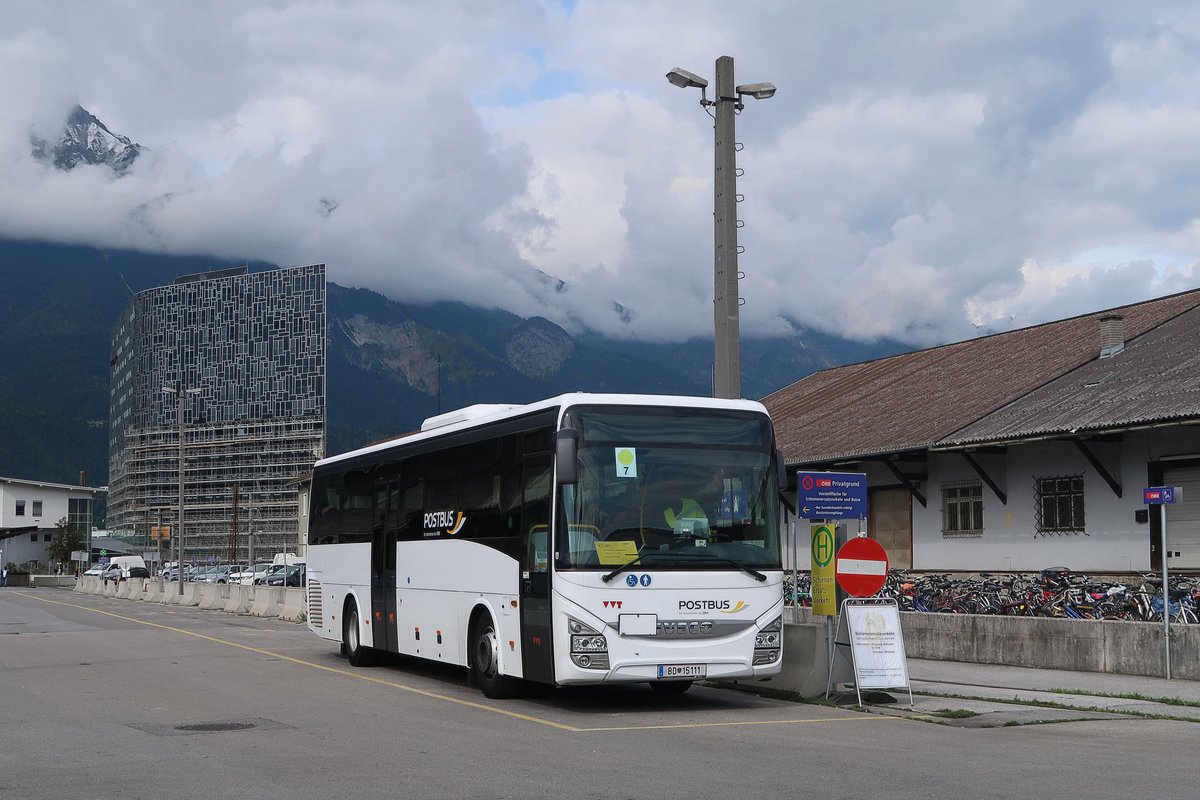 Iveco Crossway von Postbus BD-15111 als Schienenersatzverkehr für die Brennerbahn an der Autoverladung des Hbf. Innsbruck. Aufgenommen 26.8.2018.