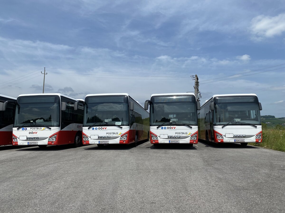 Iveco Crossway von Postbus im OÖVV-Kleid abgestellt bei einer Tankstelle in der Nähe von Jagern, Oberösterreich, Juni 2022