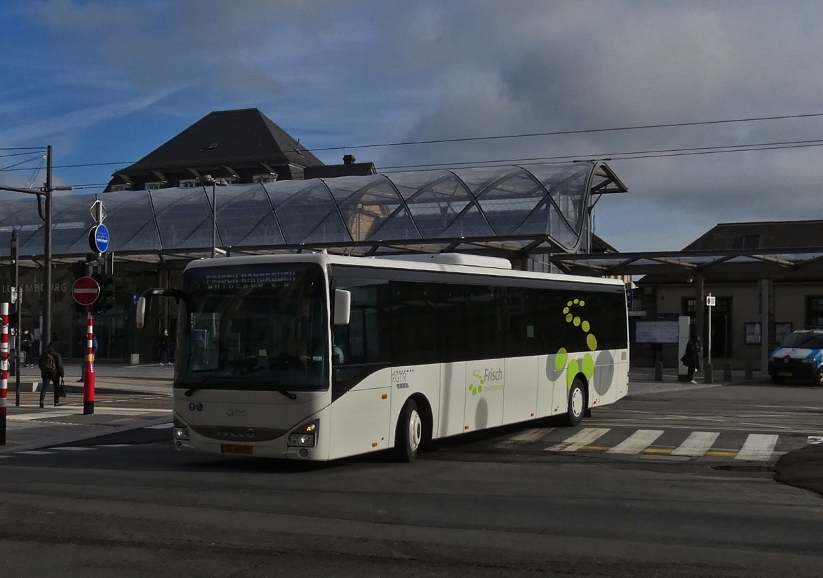 Iveco Crossway von Sales Lentz, gesehen am Bahnhof in Luxemburg. 02.2021