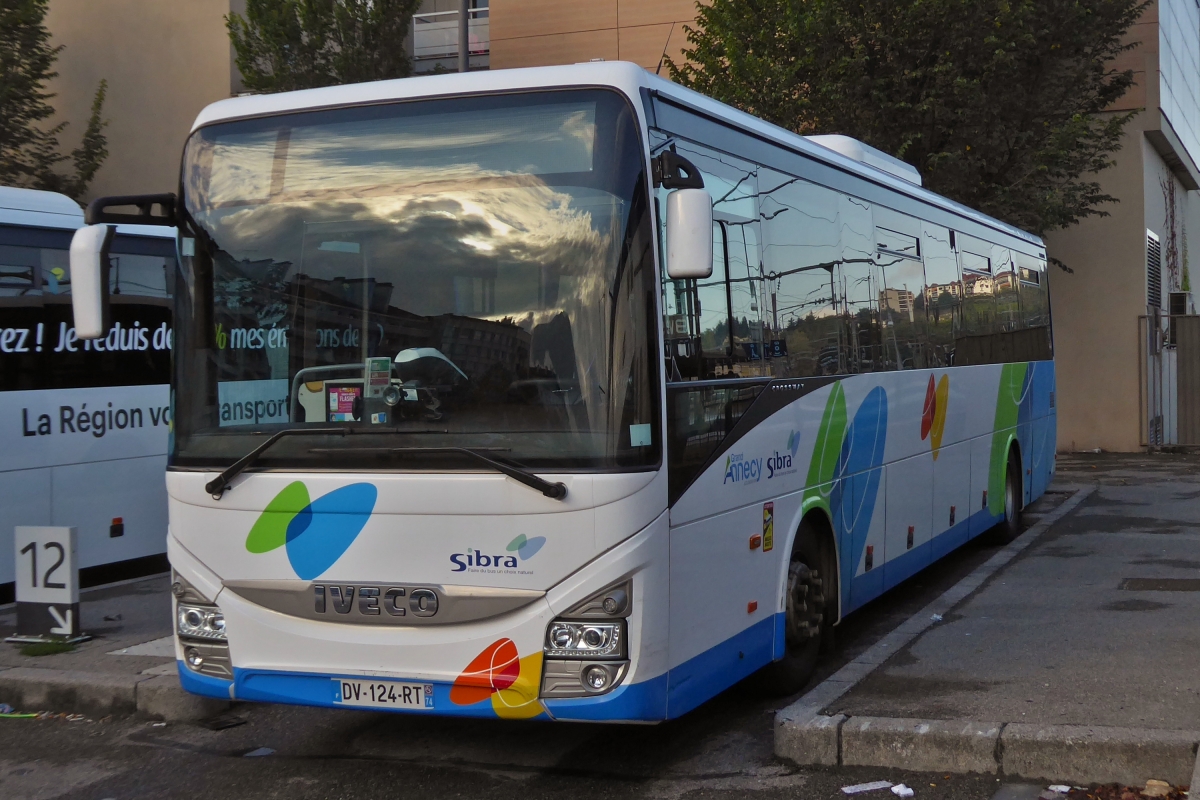 Iveco Crossway, steht am Rande des Busbahnhofs von Annecy. 09.2022

