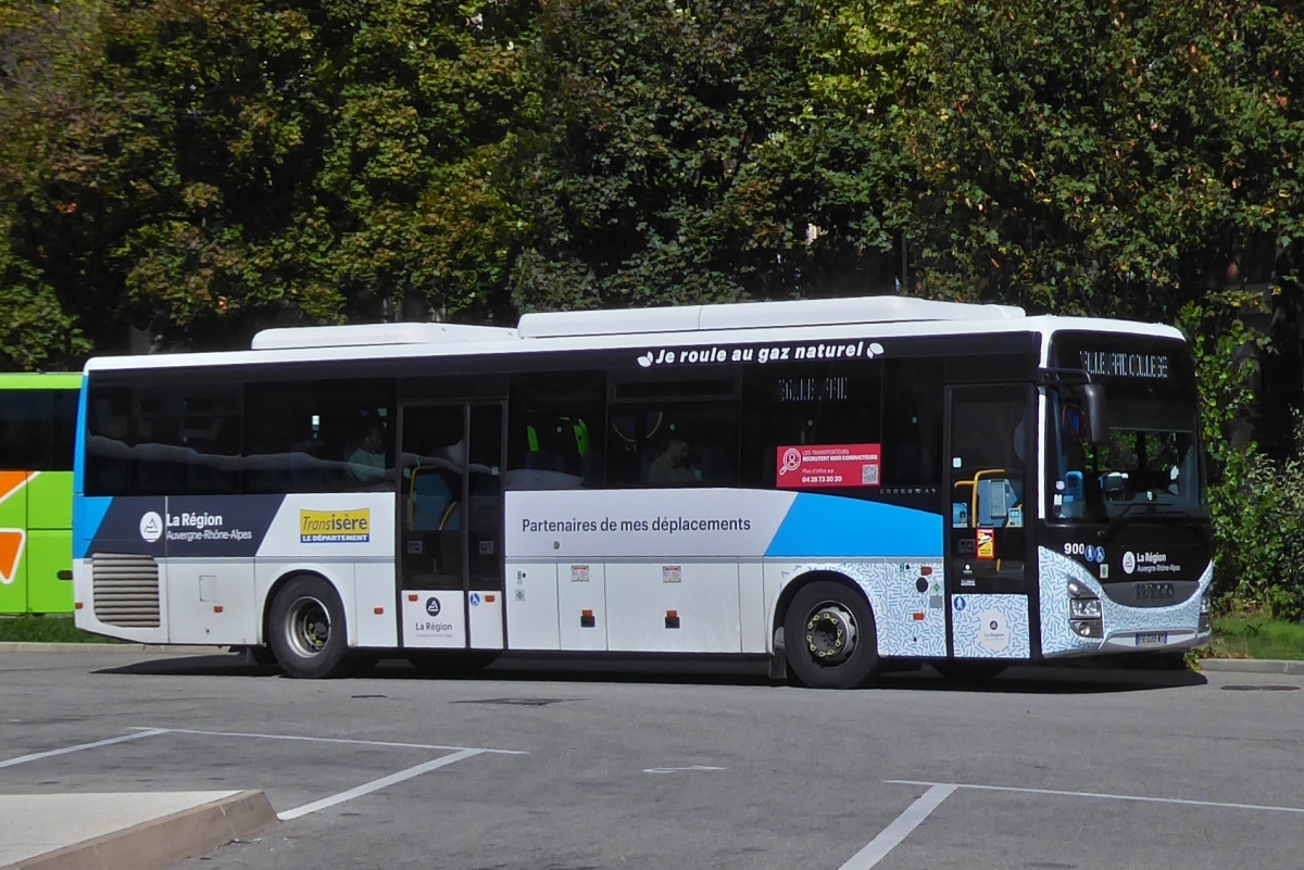 Iveco Crossway, verlässt den Busbahnhof von Grenoble. 09.2022