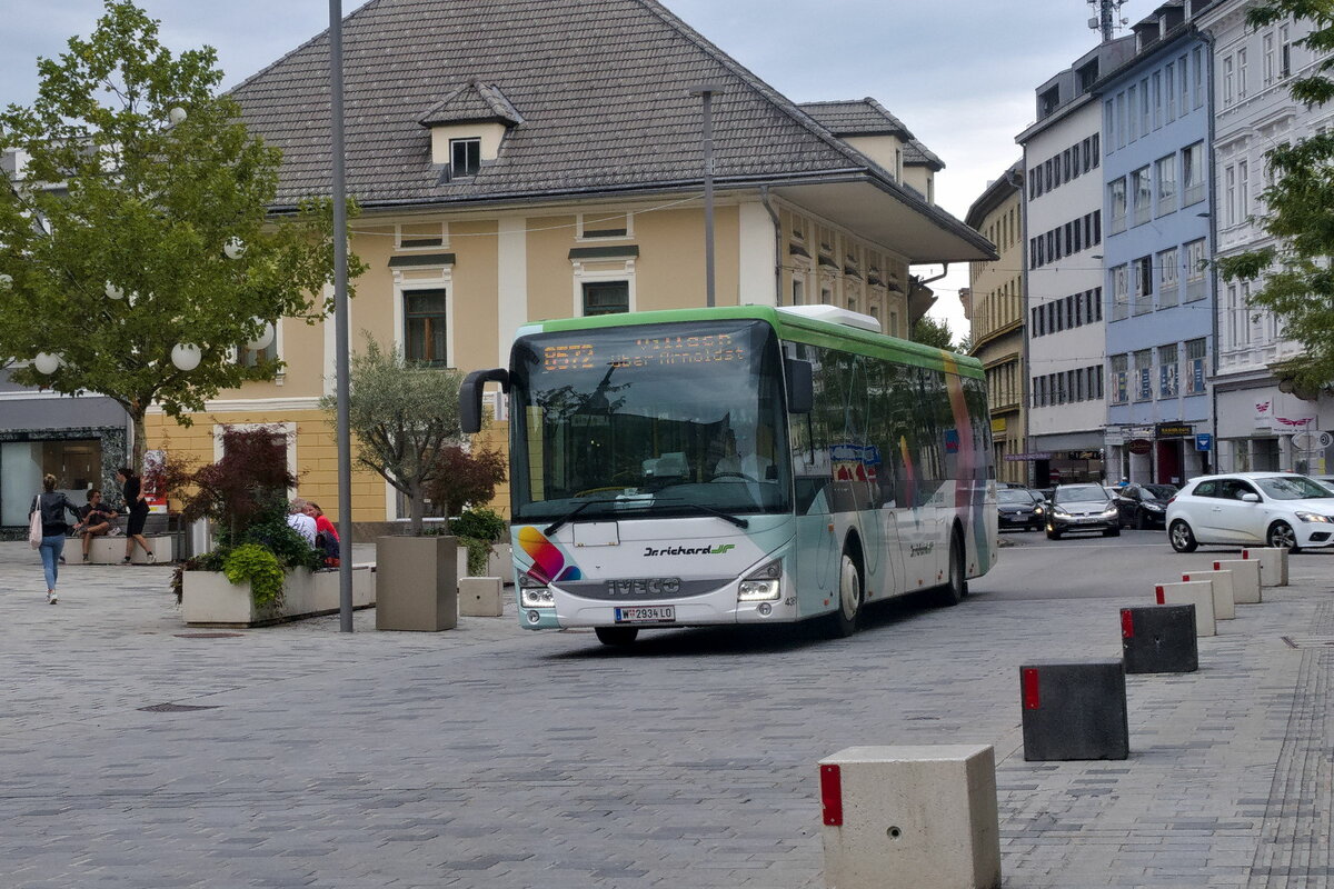 Iveco-Irisbus Crossway von Dr. Richard (Bus 4361, W-2934 LO) als Linie 8572 in Villach, Postgasse. Aufgenommen 1.9.2022.
