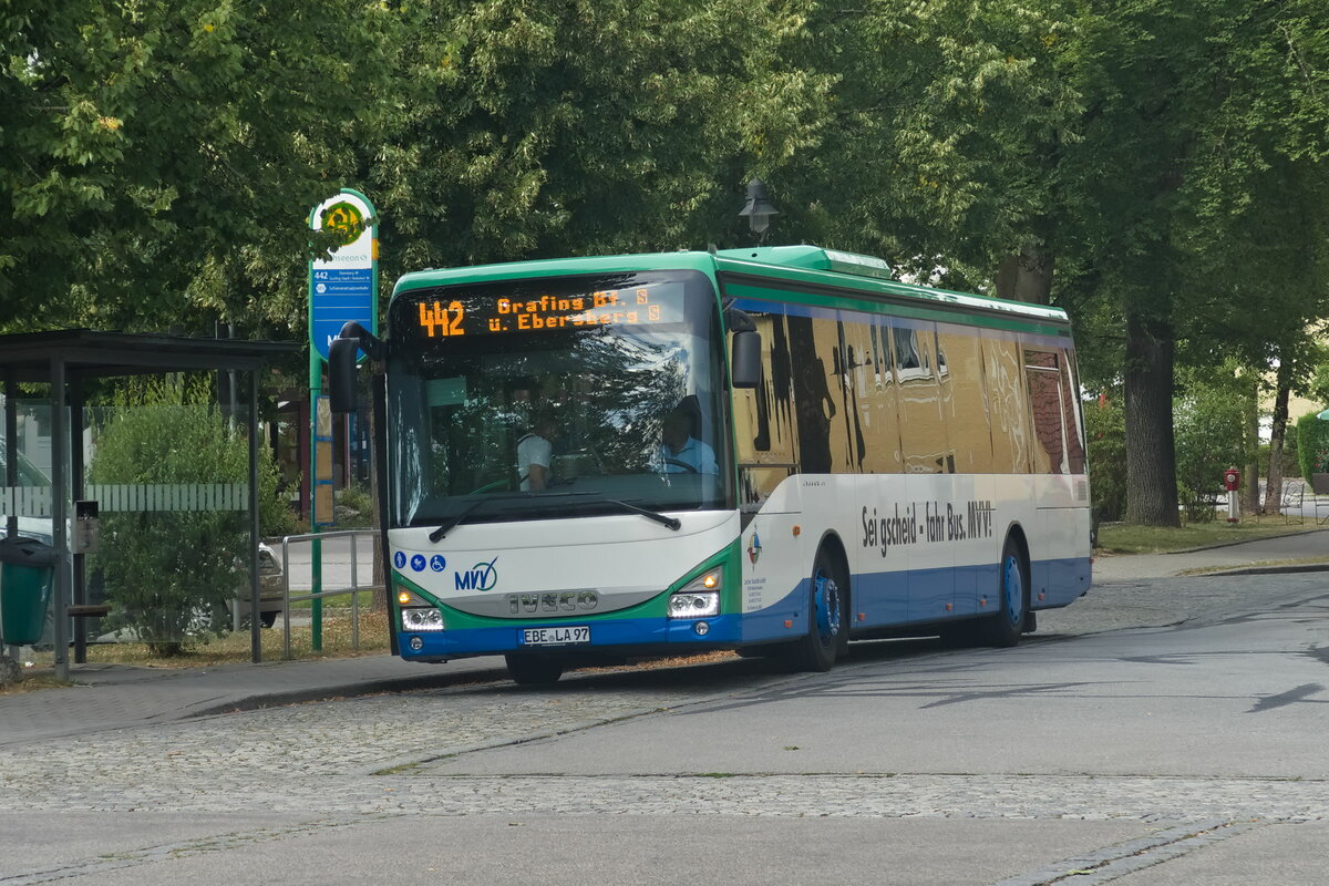 Iveco-Irisbus Crossway von Larcher Touristik (EBE-LA 97) als Linie 442 an der Haltestelle Kirchseeon S-Bahn. Aufgenommen 5.8.2022.