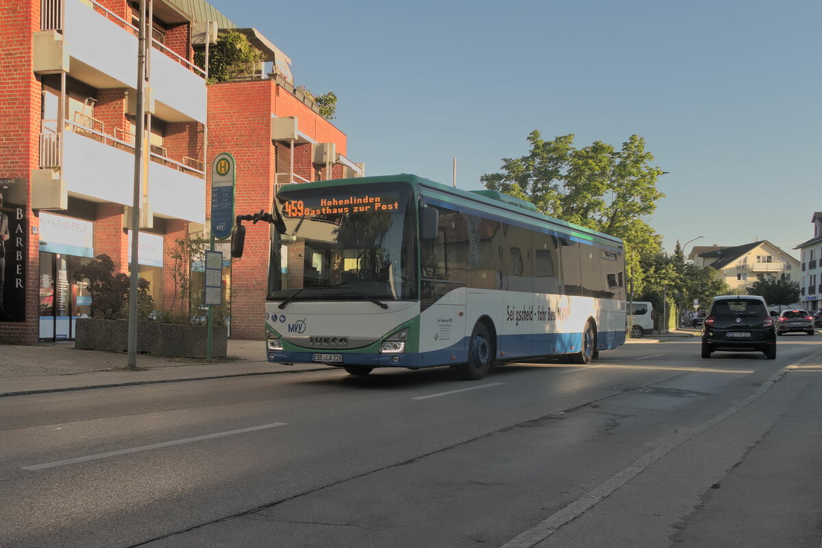 Iveco-Irisbus Crossway von Larcher Touristik (EBE-LA 228) als Linie 459 in Poing, Bahnhofstraße. Aufgenommen 10.8.2022.