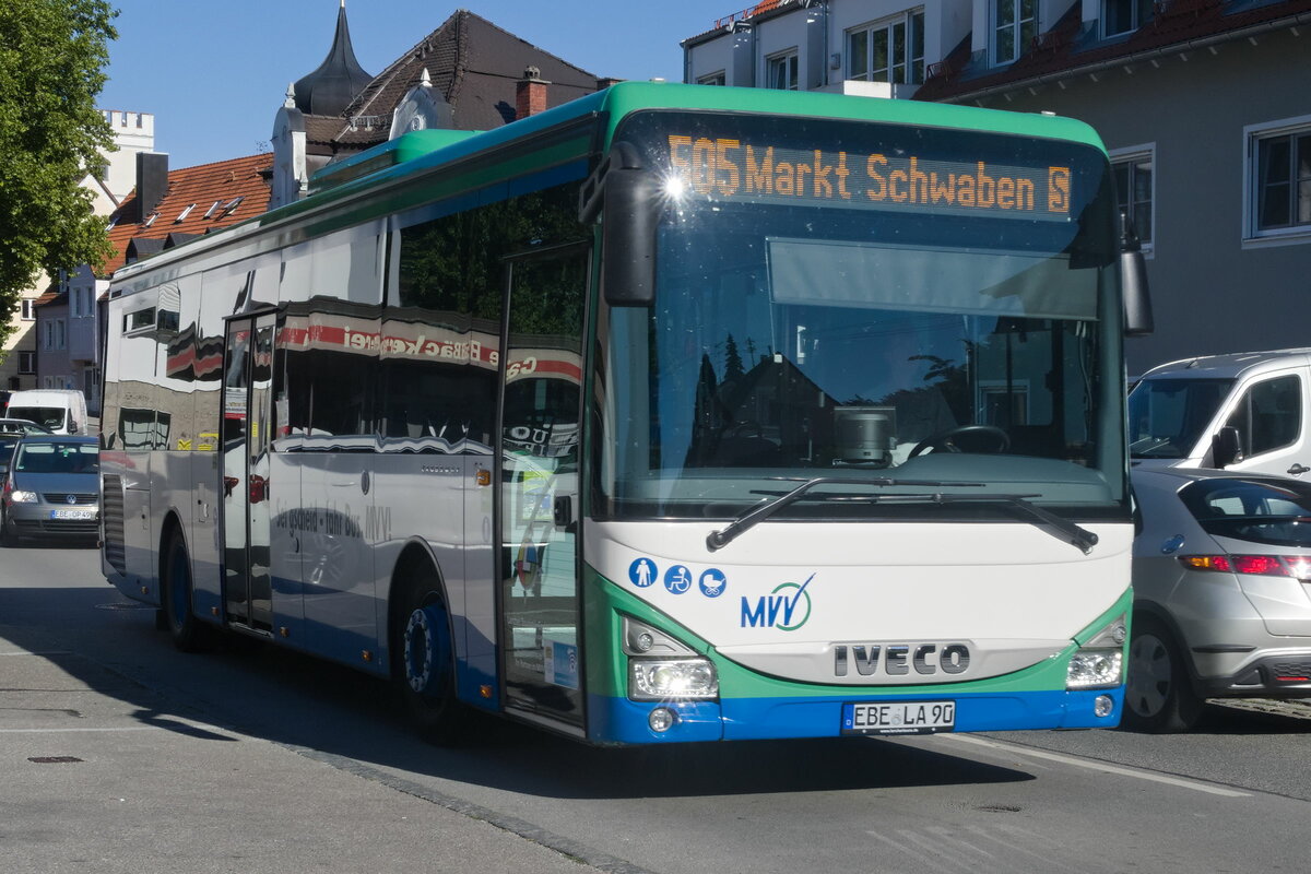 Iveco-Irisbus Crossway von Larcher Touristik (EBE-LA 90) als Linie 505 in Markt Schwaben, Herzog-Ludwig-Straße. Aufgenommen 10.8.2022.