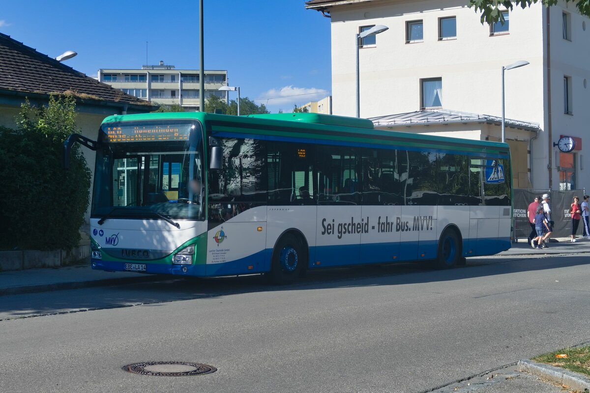 Iveco-Irisbus Crossway von Larcher Touristik (EBE-LA 14) als Linie 469 an der Haltestelle Markt Schwaben S-Bahn. Aufgenommen 10.8.2022.