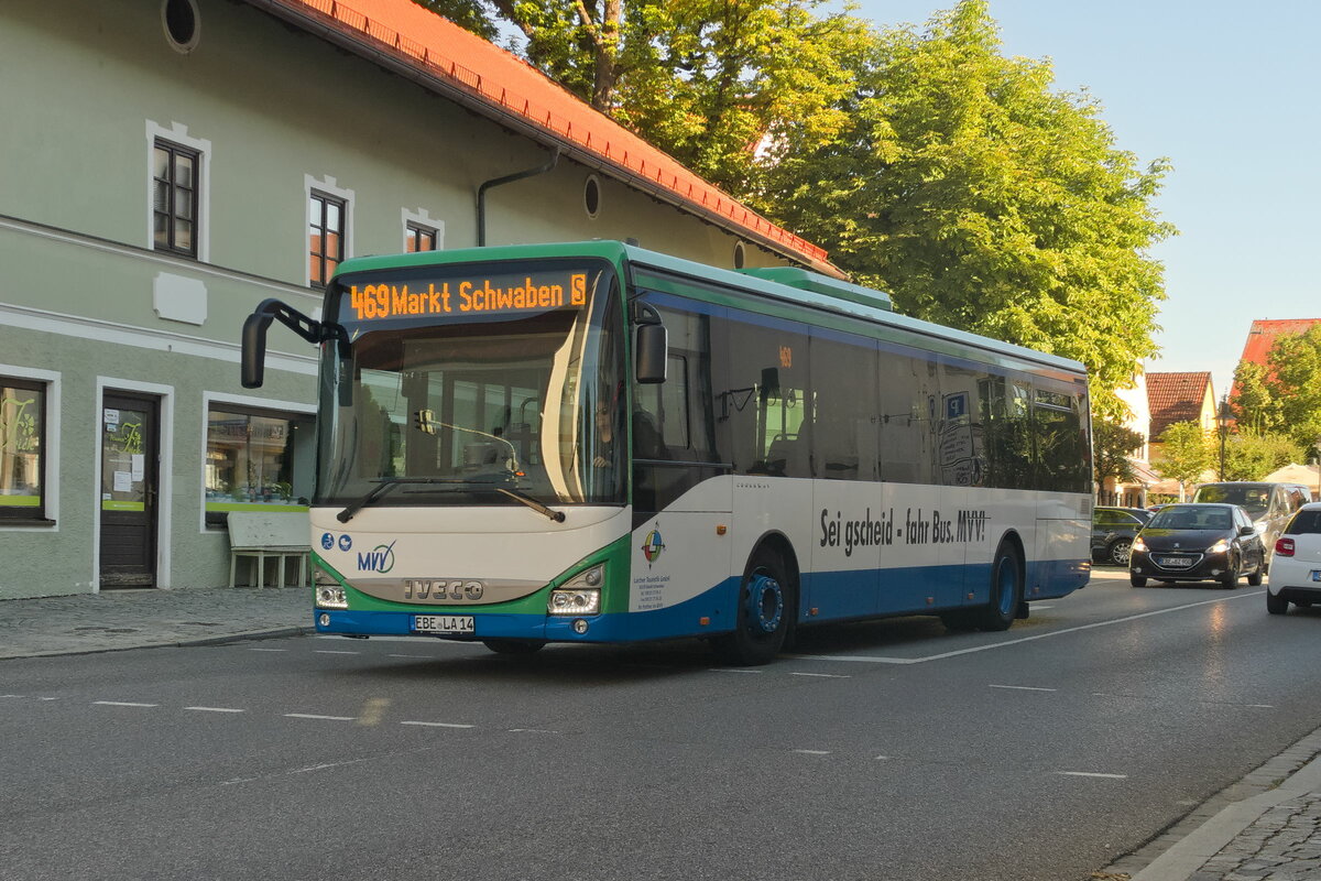 Iveco-Irisbus Crossway von Larcher Touristik (EBE-LA 14) als Linie 469 in Markt Schwaben, Marktplatz. Aufgenommen 10.8.2022.