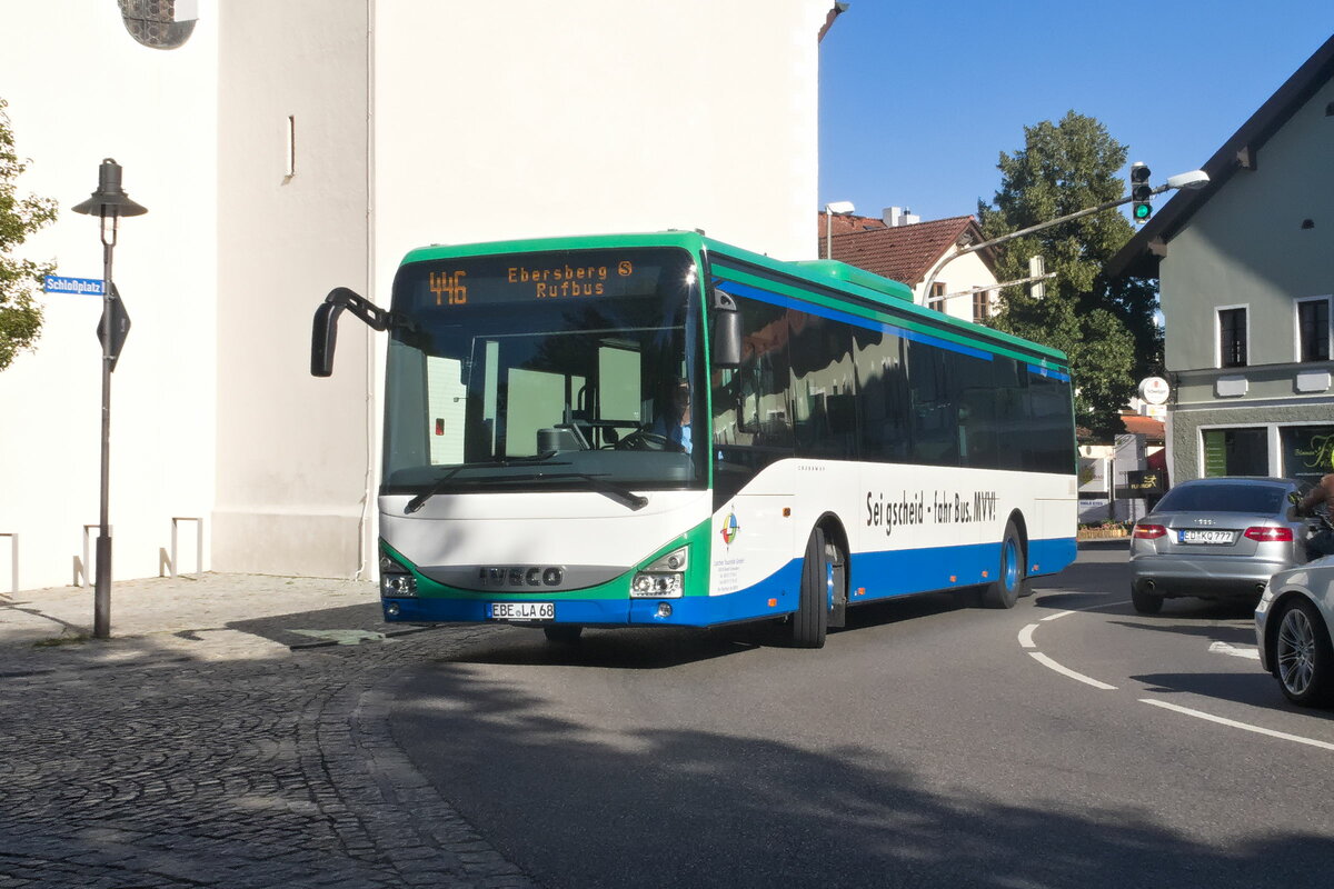 Iveco-Irisbus Crossway von Larcher Touristik (EBE-LA 68) als Linie 446 in Markt Schwaben in Anfahrt auf die Haltestelle Rathaus. Aufgenommen 10.8.2022.