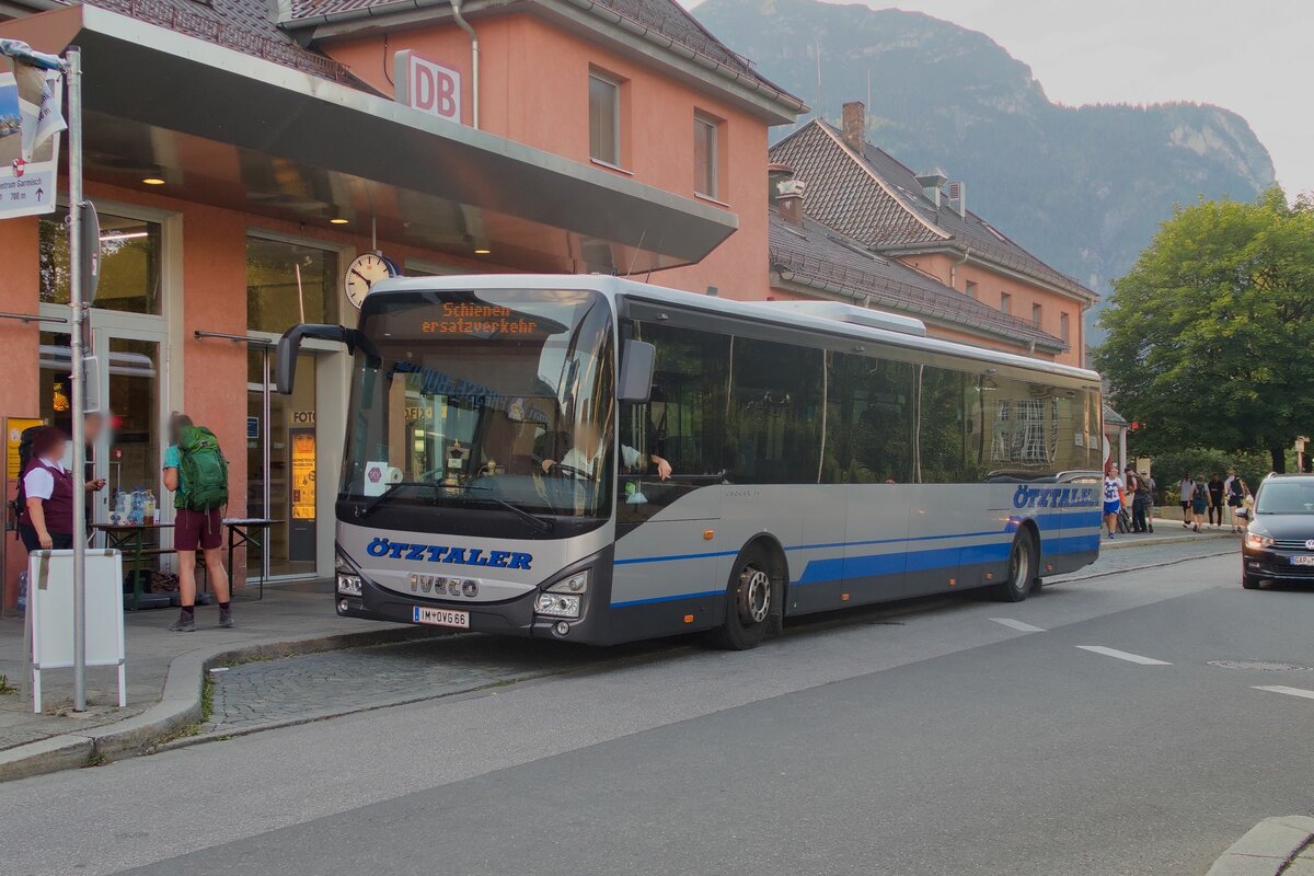 Iveco-Irisbus Crossway von Ötztaler (IM-OVG 66) als Schienenersatzverkehr am Bahnhof Garmisch-Partenkirchen. Aufgenommen 4.8.2022.