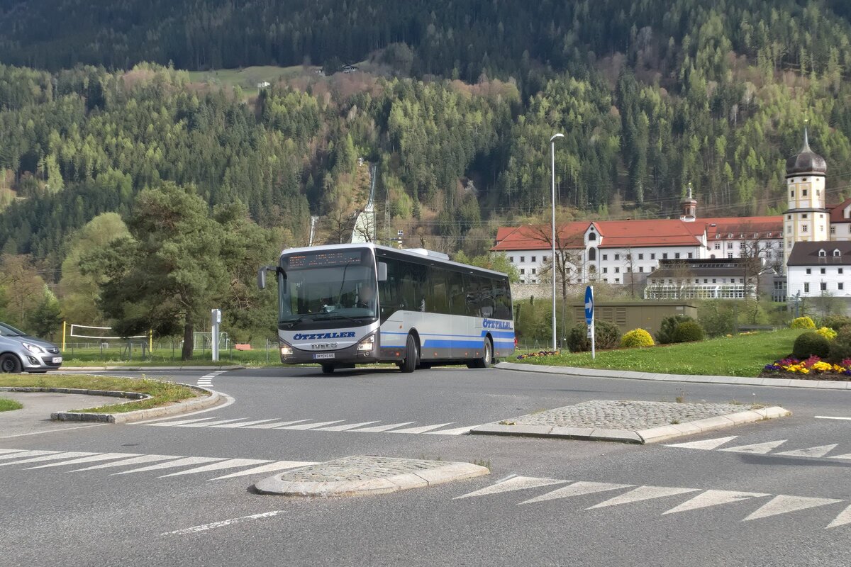 Iveco-Irisbus Crossway von Ötztaler (IM-OVG66) als Linie 8352 in Stams, Tiroler Straße. Aufgenommen 25.4.2023.