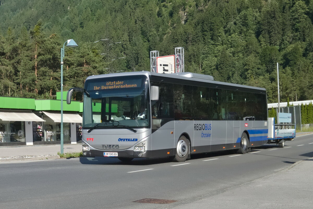 Iveco-Irisbus Crossway von Ötztaler (IM-OVG69) mit Fahrradanhänger rückt ins Depot in Ötztal-Bahnhof ein. Aufgenommen 15.6.2021.