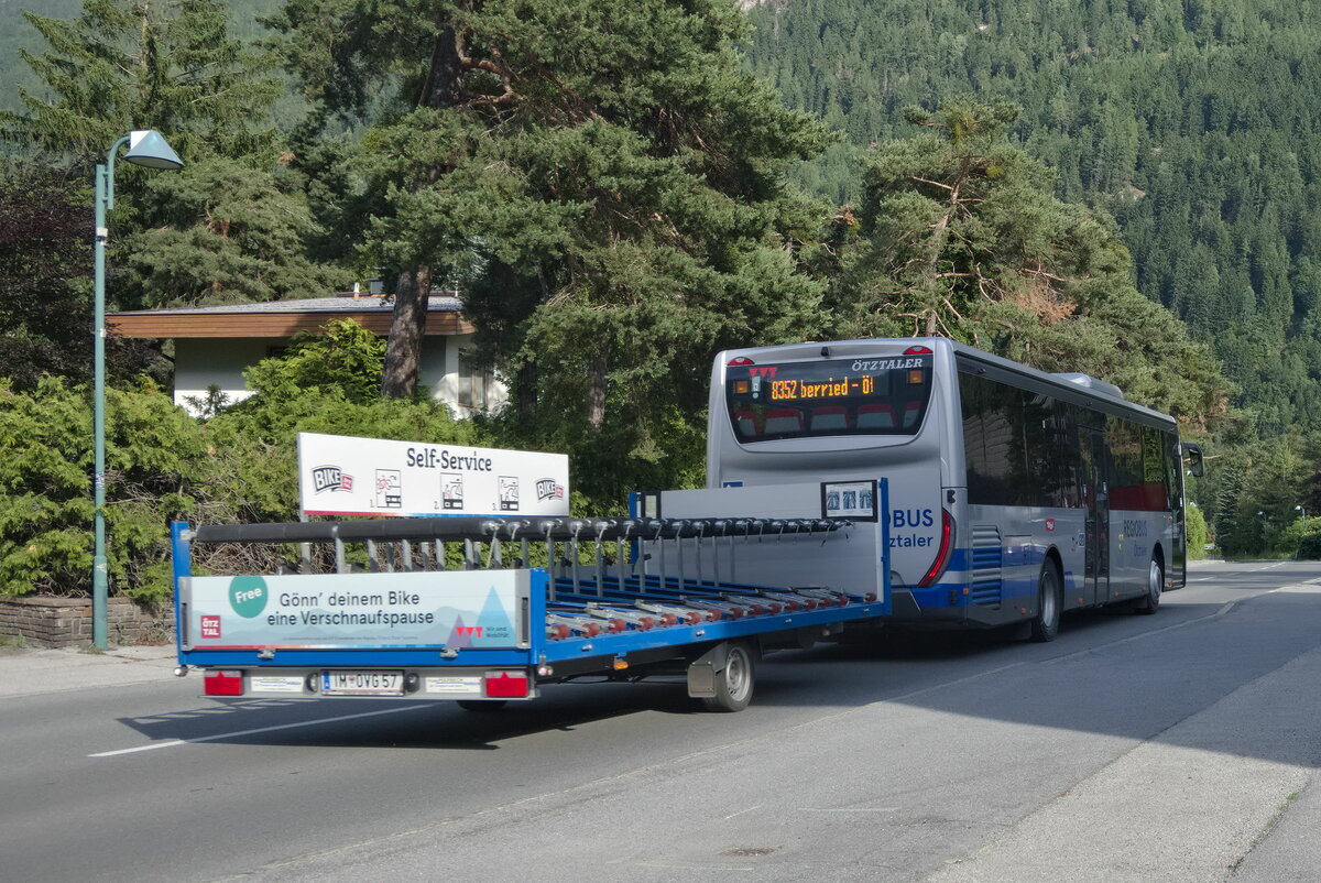 Iveco-Irisbus Crossway von Ötztaler mit Fahrradanhänger (IM-OVG57) als Linie 8352 in Ötztal-Bahnhof, Bahnhofstraße. Aufgenommen 15.6.2021.