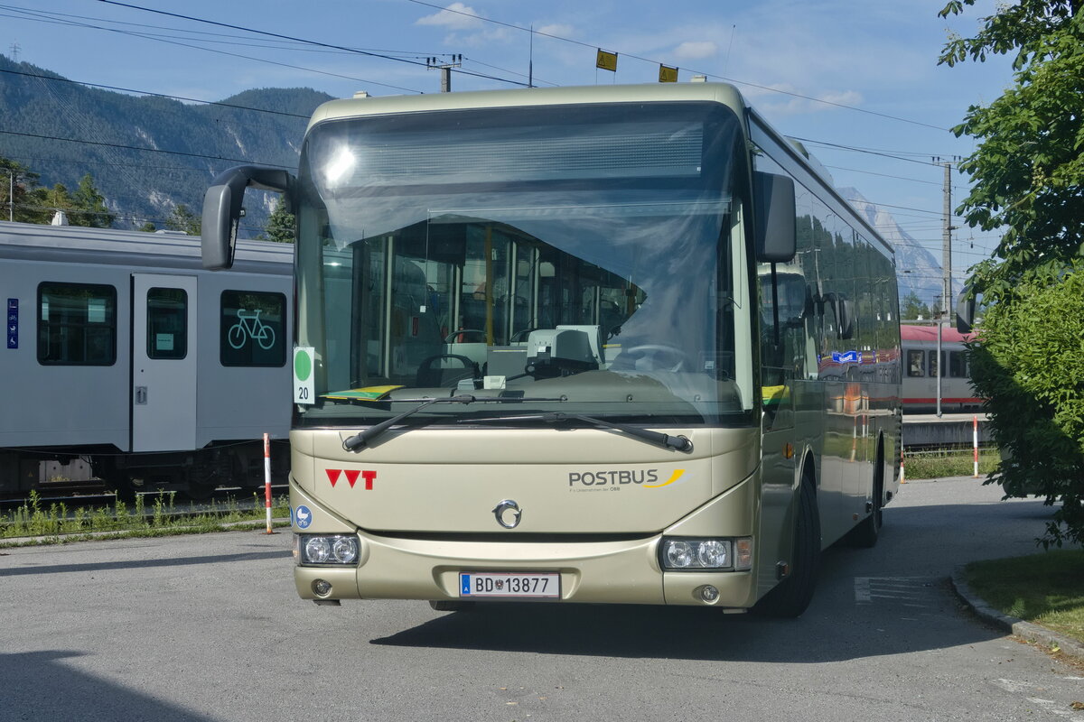 Iveco-Irisbus Crossway von Postbus (BD-13877) abgestellt am Bahnhof Ötztal. Aufgenommen 15.6.2021.