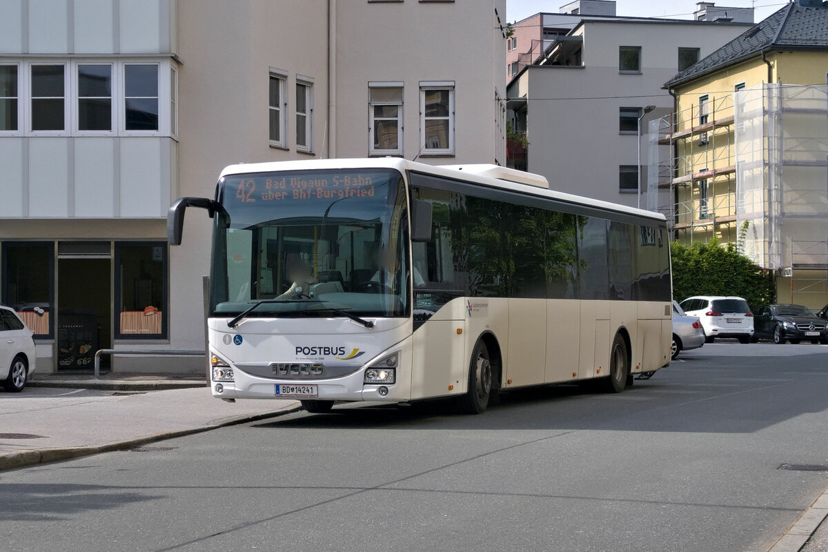Iveco-Irisbus Crossway von Postbus (BD-14241) als Linie 42 an der Haltestelle Hallein Stadtpark. Aufgenommen 19.5.2023.