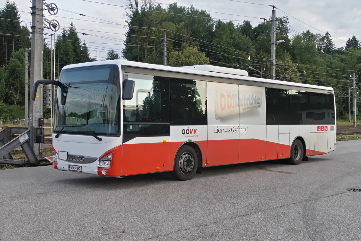 Iveco-Irisbus Crossway von Postbus (BD-14352), abgestellt am Bhf. Frankenmarkt. Aufgenommen 13.7.2023.