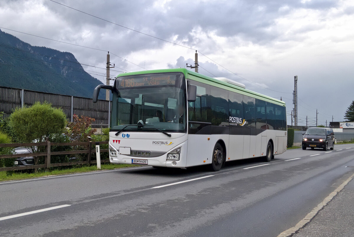 Iveco-Irisbus Crossway von Postbus (BD-14426), noch im Design des Verkehrsverbunds Ostregion (VOR), als Linie 4166 in Völs, Landesstraße. Aufgenommen 25.7.2023.