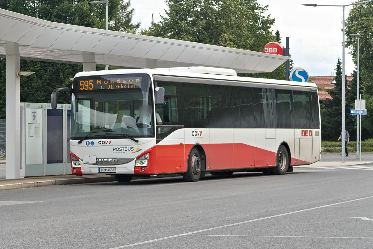 Iveco-Irisbus Crossway von Postbus (BD-14483) als Linie 595 am Bhf. Neumarkt am Wallersee. Aufgenommen 13.7.2023.
