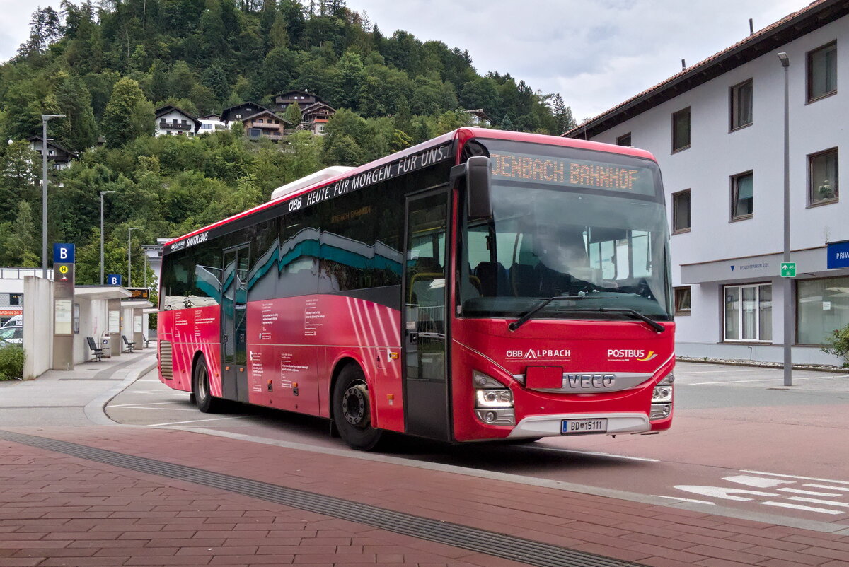 Iveco-Irisbus Crossway von Postbus (BD-15111) als Shuttle für das Europäische Forum Alpbach am Bhf. Brixlegg. Aufgenommen 31.8.2023.