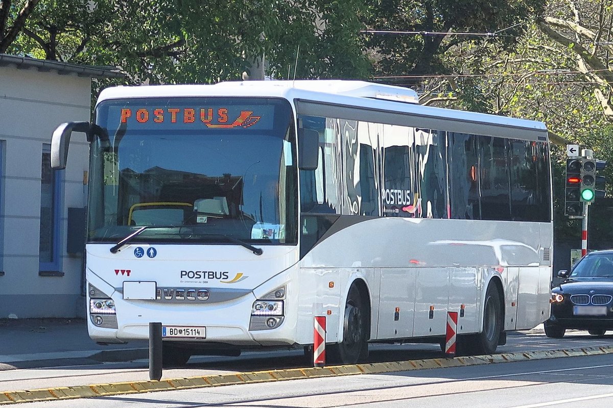 Iveco-Irisbus Crossway von Postbus BD-15114 auf Überstellungsfahrt in der Reichenauer Straße in Innsbruck. Aufgenommen 26.9.2018.