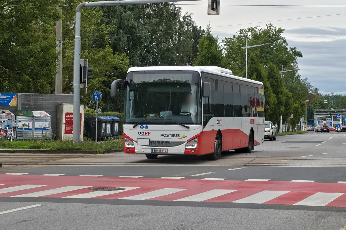 Iveco-Irisbus Crossway von Postbus (BD-15240) als Linie 311 in Linz, Altenberger Straße. Aufgenommen 4.8.2023.