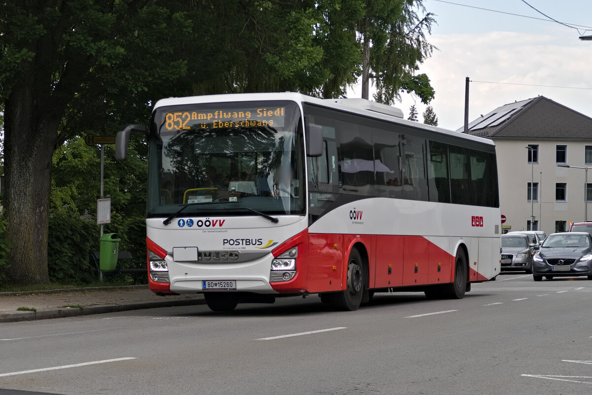 Iveco-Irisbus Crossway von Postbus (BD-15260) als Linie 852 bei der Haltestelle Ried i.I. Landesgericht (Bahnhofstraße). Aufgenommen 30.50.2023.