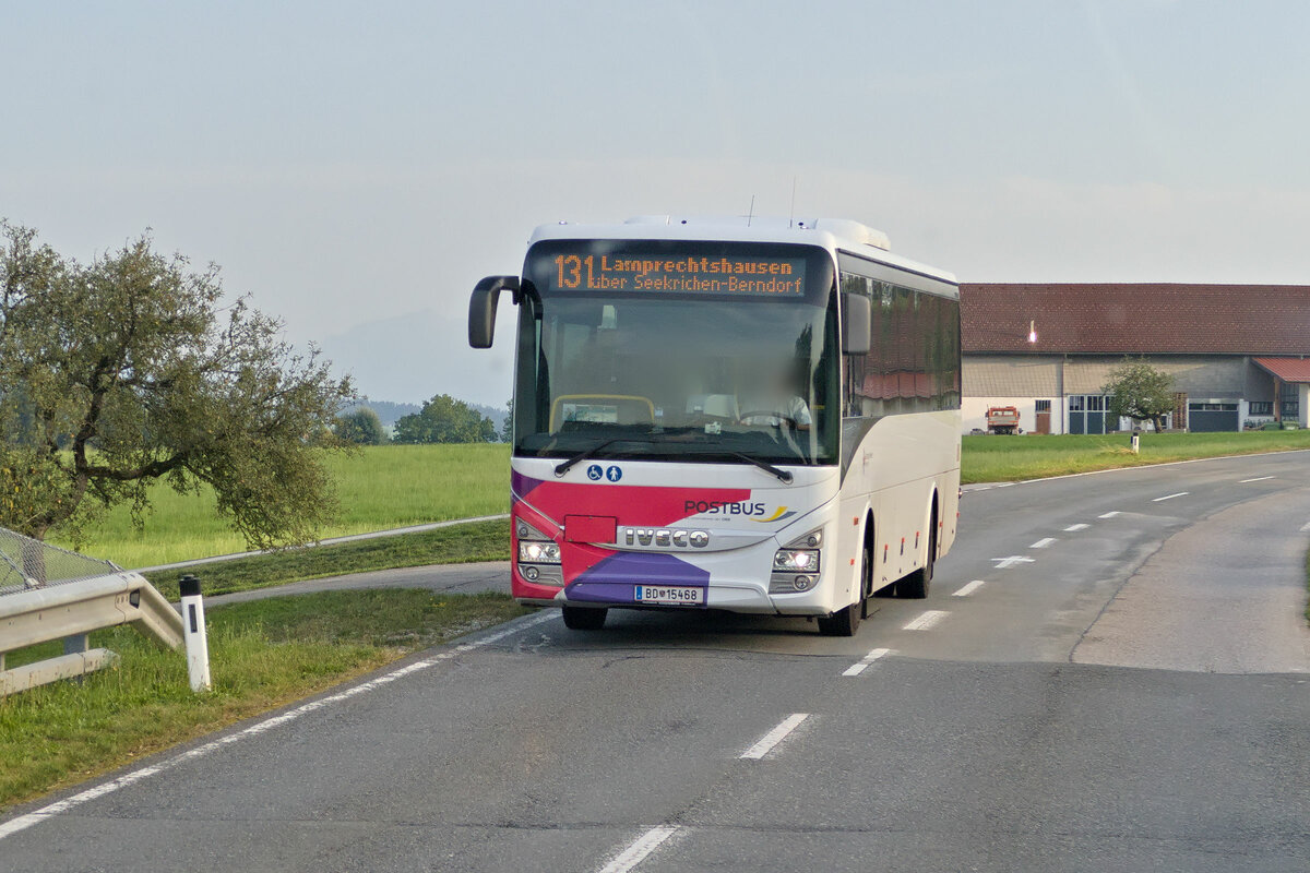 Iveco-Irisbus Crossway von Postbus (BD-15468) als Linie 131 auf der L102 bei Seeham. Aufgenommen 24.8.2023.