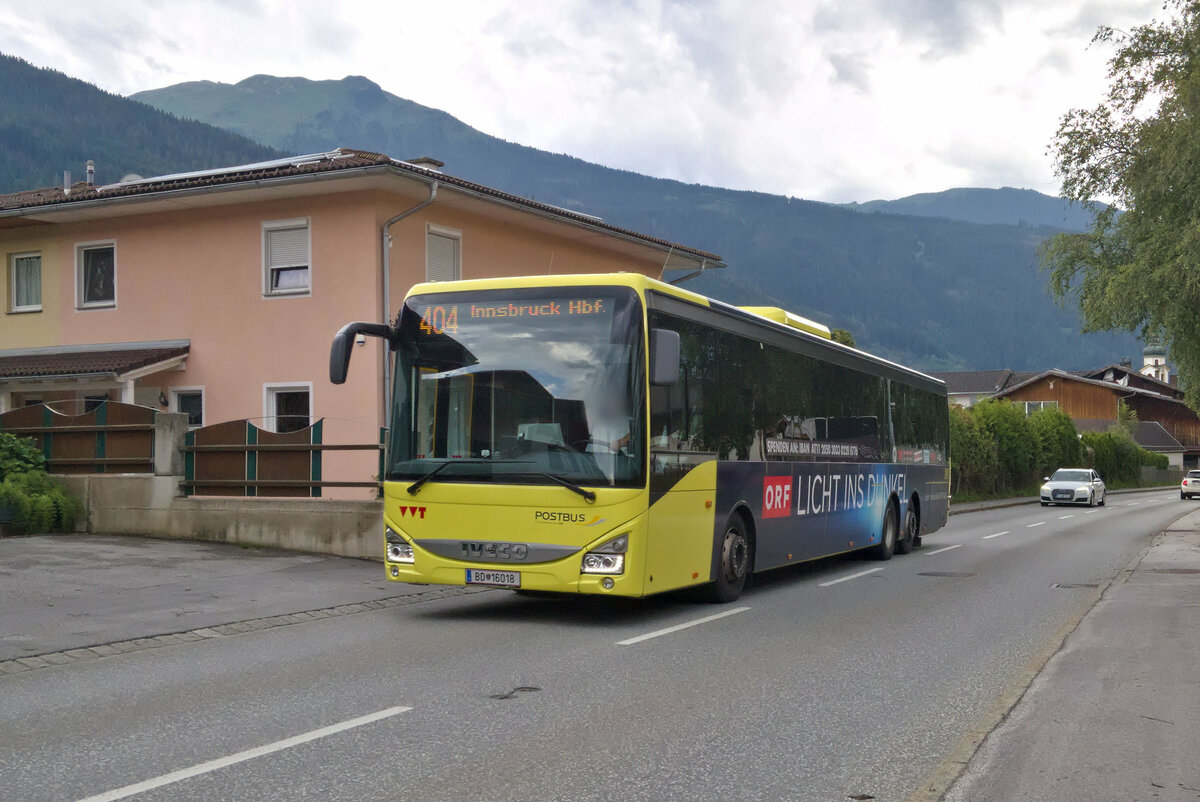 Iveco-Irisbus Crossway von Postbus (BD-16018) als Linie 404 (vormals 4162) in Birgitz, Dorfstraße. Aufgenommen 19.7.2023.