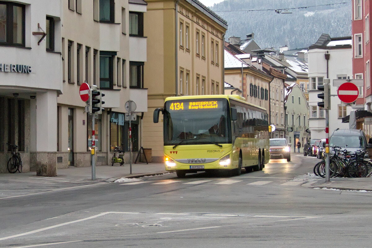 Iveco-Irisbus Crossway von Postbus (BD-16019) als Linie 4134 in Innsbruck, Leopoldstraße. Aufgenommen 26.1.2023.
