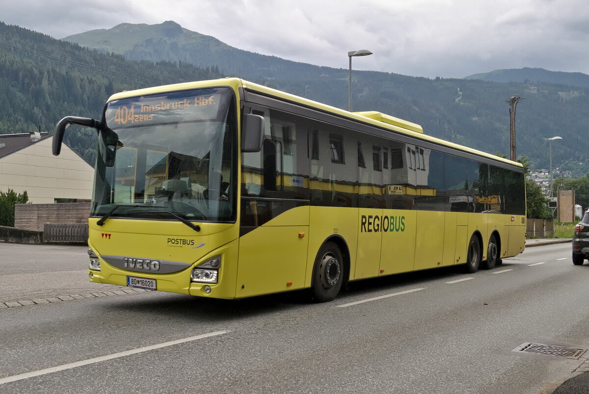 Iveco-Irisbus Crossway von Postbus (BD-16020) als Linie 404 (vormals 4162) in Birgitz, Dorfstraße. Aufgenommen 19.7.2023.